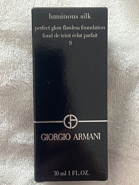 Giorgio Armani Black Luminous Silk Foundation - orginal formula- shade 9